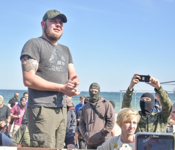 Одесские активисты проверяли «Причал №1» на предмет незаконного строительства, но хозяева показали документы (фото)