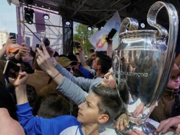 В Киев прибыл кубок Лиги чемпионов УЕФА