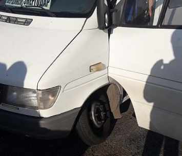 Маршрутка, следовавшая в Бердянск с пассажирами, потеряла на ходу колесо