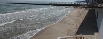 Одесситы из своего кармана оплатили восстановление частного пляжа повышенной комфортности (ФОТО)