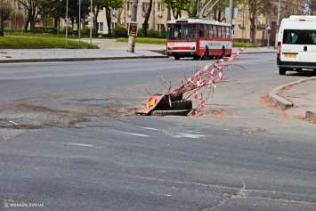 В мэрии Николаева заявили, что реакции Службы автодорог на обращения по поводу неудовлетворительного состояния дорог почти нет