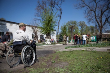 Субботник в Днепре: в военном госпитале десятки людей собрались на уборку