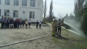 Сотрудники МЧС рассказали крымским школьникам о мерах безопасности в случае чрезвычайной ситуации