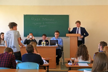 "Коррупционная схема" и "Трек новичков": команды одесских студентов и школьников участвовали в дебатном турнире