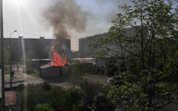Пожар на Песках: Во дворе едва не сгорели легковушки (ФОТО)