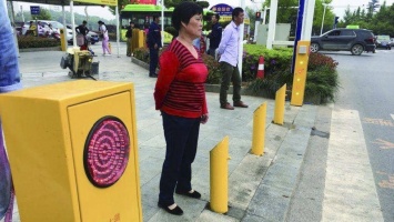 В Китае будут обливать водой пешеходов-нарушителей