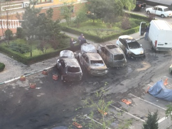 На охраняемой парковке жилого комплекса возле парка Победы сгорели четыре автомобиля