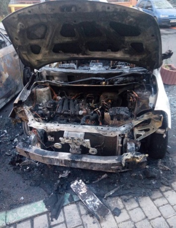 Одесса: возле многоэтажного дома на Говорова сгорели 4 машины