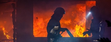 Возможно поджог: пламя охватило 8 магазинов в Днепре