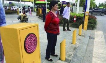 В Китае пешеходов-правонарушителей будут обливать водой (Фото)