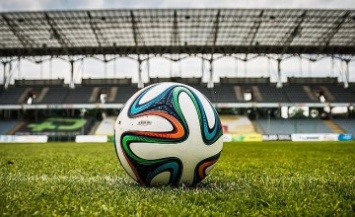 Президент ФФУ Андрей Павелко представил юными днепровским футболистам Кубки Лиги чемпионов