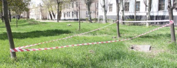 Спохватились после трагедии: в центре Мирнограда яму обнесли оградительной лентой