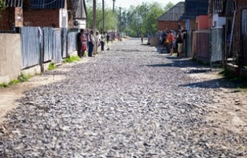 Ромы Закарпатья сами проложили дорогу в своем таборе (фото)
