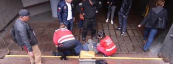 В Киеве пьяный мужчина упал с улицы в подземный переход и сломал фонарь
