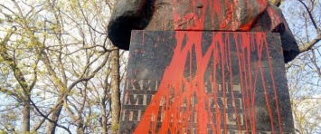 На Аллее героев в Чернигове краской облили памятник Кирпоносу
