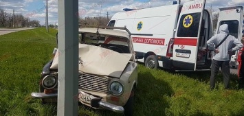 В Бердянске «Жигули» врезались в столб - водитель попал в больницу