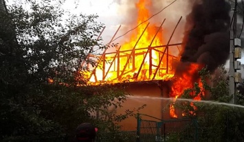 В Нерубайском горел двухэтажный дом