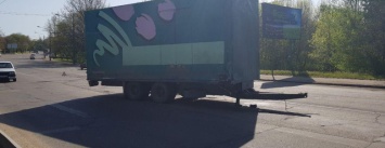 В Николаеве на Ингульском мосту грузовик "потерял" прицеп, который врезался в электроопору - ФОТО, ВИДЕО
