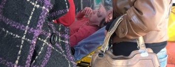 В Запорожье инкассаторская машина сбила пенсионерку: ее забрала "скорая", - ФОТО