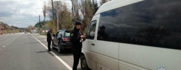 Славянская полиция проверяет пассажирский транспорт