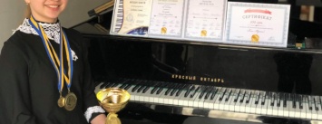 В Днепре на брют-экскурсии собрали 8500 грн для талантливой пианистки