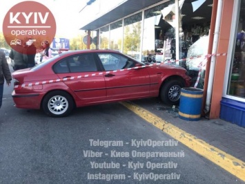 В Киеве девушка протаранила шесть авто и заехала в супермаркет (Видео)