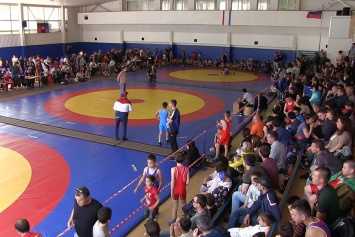 Турнир по вольной борьбе собрал в Алуште более 400 спортсменов