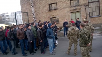 "Призывные" мероприятия в Киеве: 20-летнего парня-переселенца прямо из хостела отправляют в армию