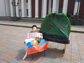 Уличные активисты с резиновой женщиной требуют закрыть в Одессе консульство России