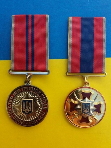 Геническим полицеским вручили медали и знаки отличия