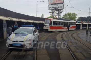 В Киеве влетевшая в салон деталь трамвая сломала ногу пенсионерке