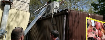 В Херсоне демонтировали незаконный ларек (видео)