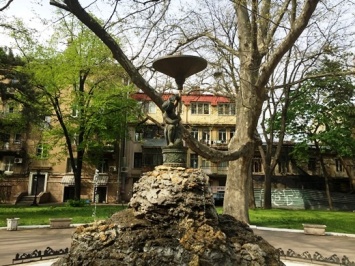 В Одессе восстановили скульптуру фонтана в Пале-Рояле. Фото