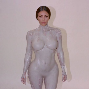 Ким Кардашьян анонсировала выход нового парфюма голыми фото