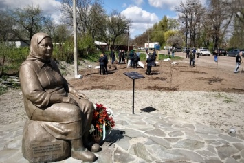 Под Киевом около первого в стране монумента матери высадили сквер украинско-польской дружбы