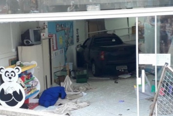 Пьяный водитель протаранил детский сад, пострадали дети