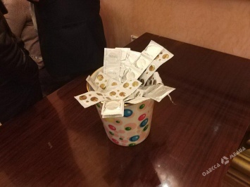 В зале одесской мэрии поставили ведро с презервативами: депутаты не оценили (фотофакт)