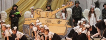 Ветеранов Мирнограда во время концерта военно-патриотической песни поздравили немецким танком "Тигр" - соц. сети