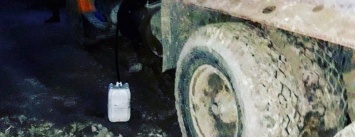 Сумские полицейские обнаружили мужчину, который сливал топливо с других автомобилей