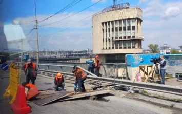 Фотофакт: На плотине ДнепроГЭС начался ремонт