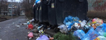 Почему в Славянске стоят полные мусорные баки