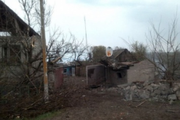 "Подарки" от "русского мира": В сети показали разрушенный жилой массив поселка Луганское