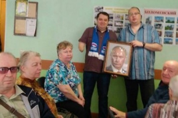 Слепым россиянам дали пощупать Путина