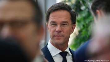 Парламент Нидерландов проголосовал против вотума недоверия премьеру Рютте