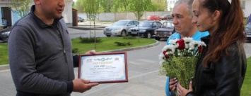 Мэр Кременчуга вручил Наталье Кобзарь сертификат на 250 000 гривен и зашел в гости в ее новую квартиру