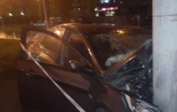 В Киеве авто врезалось в столб, есть пострадавшие