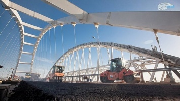 Строители завершили укладку дорожного покрытия моста в Крым