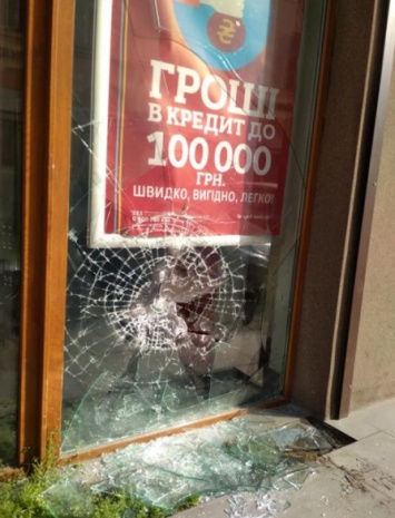Во Львове ночью повредили два отделения Форвард банка