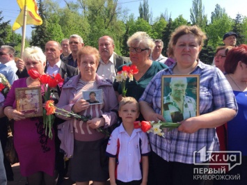 Криворожане возлагают цветы к памятнику ликвидаторам аварии на ЧАЭС