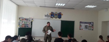 В Покровске военкомат призывает будущих выпускников школ стать абитуриентами военных вузов
